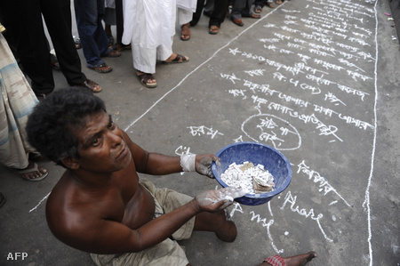 Amputált lábú koldus élettörténetét földre írva kéreget Dakkában (Fotó: Munir Uz Zaman)