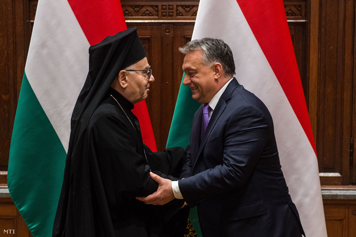 Orbán Viktor miniszterelnök kezet fog Jean-Clément Jeanbart aleppói görögkatolikus érsekkel tárgyalásukon az Országházban 2017. december 20-án.