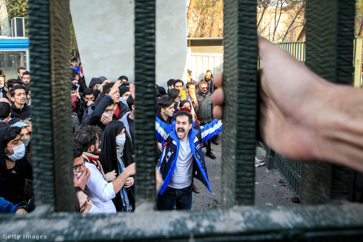 A magas megélhetési költségek miatt tüntetnek Teheránban, 2017 december 30-án