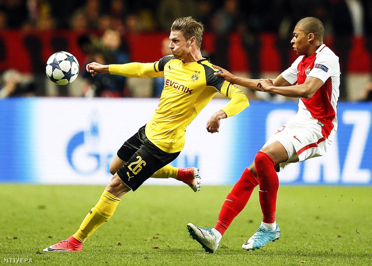 Lukasz Piszczek a német Borussia Dortmund (b) és Kylian Mbappe a francia AS Monaco játékosa a labdarúgó Bajnokok Ligája negyeddöntõjének visszavágó mérkõzésén a monacói II. Lajos Stadionban 2017. április 19-én.