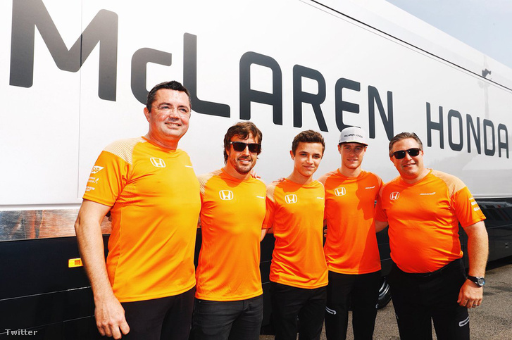 Középen a McLaren három pilótája, Alonso, Norris és Vandoorne, tőlük (nekünk) balra Éric Boullier versenyigazgató és Zak Brown igazgató