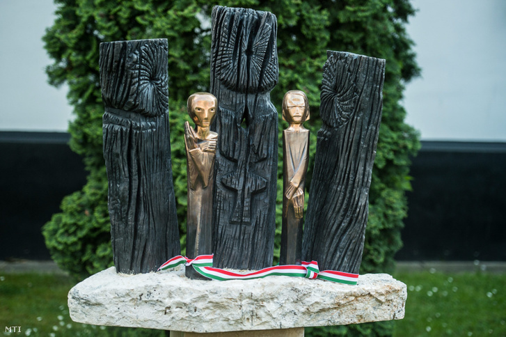 Szervátiusz Tibor Kossuth-díjas szobrászművész Tiszta forrásból című szobra az avatóünnepségen Kecskeméten, a Kodály Intézet előtti parkban 2016. május 5-én.