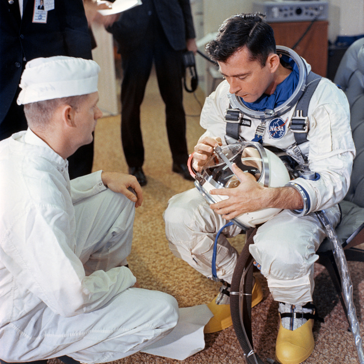 John Young, az Apollo 16 parancsnoka szakafanderpróba közben