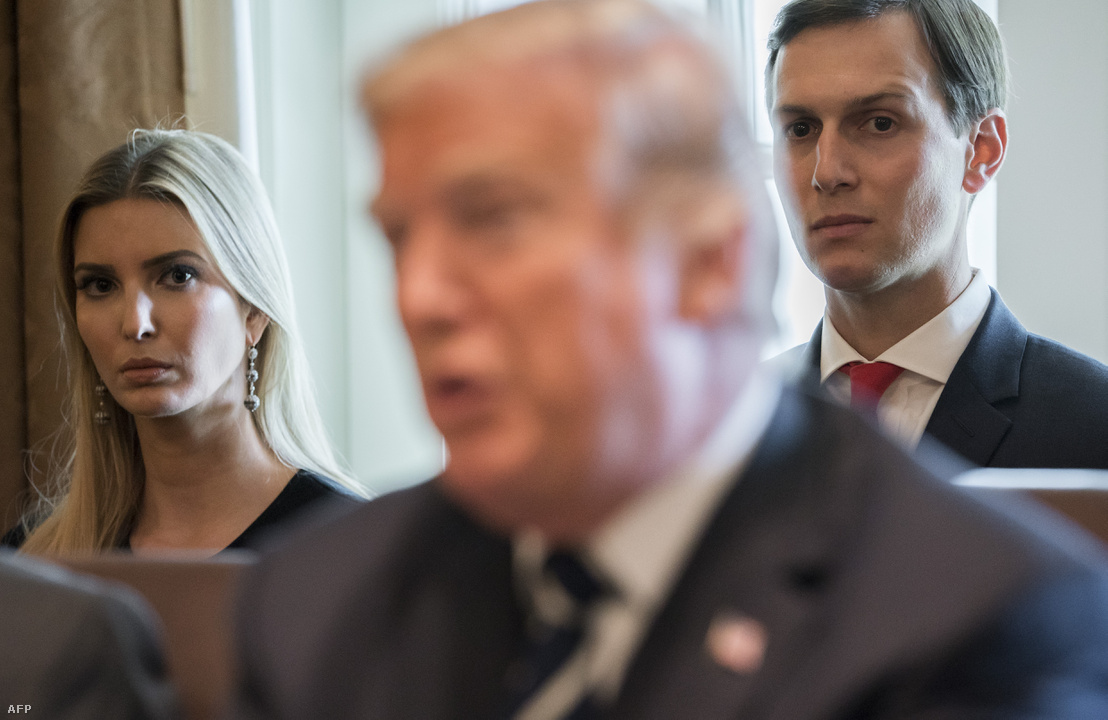 Ivanka Trump és férje, Jared Kushner a Fehér Házban egy kabinetülésen 2017. október 16-án