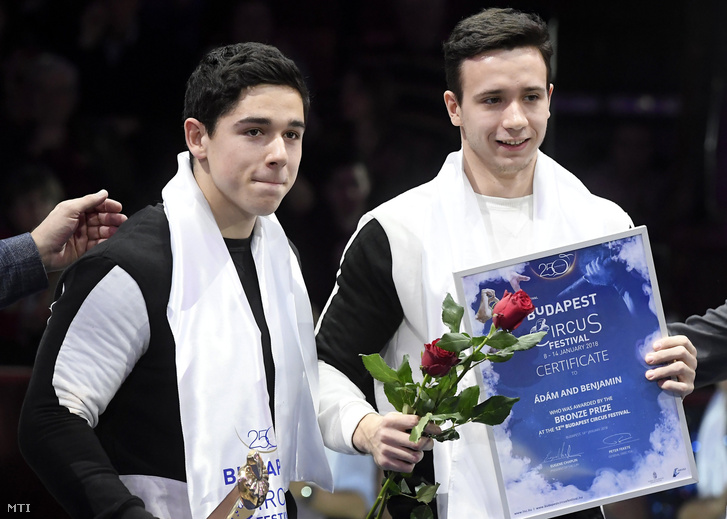 A bronzérmes Kassai Benjámin és Fehér Ádám a XII. Budapesti Nemzetközi Cirkuszfesztivál díjátadó gáláján