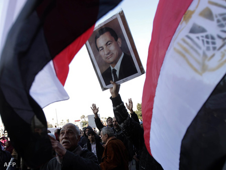 Mubarak-párti tüntetők Kairóban