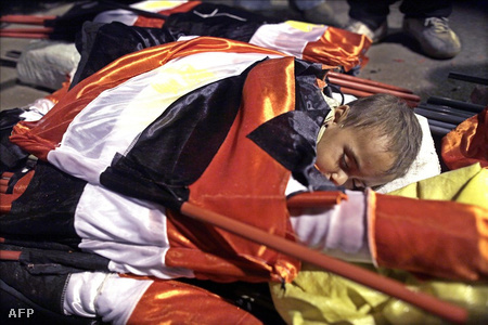 Egyiptomi zászlóval betakart kisgyerek alszik a kairói Tahrír téren