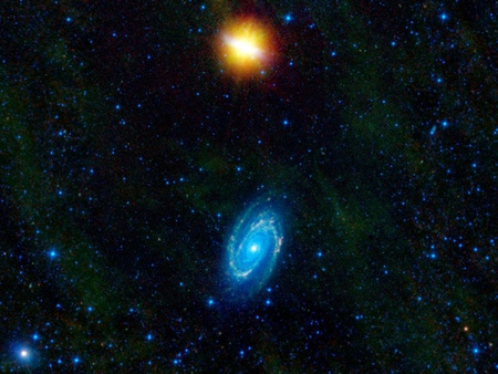 Az M81 (alul) és az M82 galaxis a WISE infravörös űrtávcső felvételeiből összeállított mozaikképen