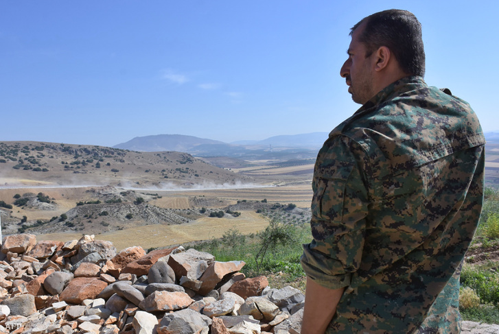 A Kurd Népi Védelmi Egységek tagja Afrin közelében