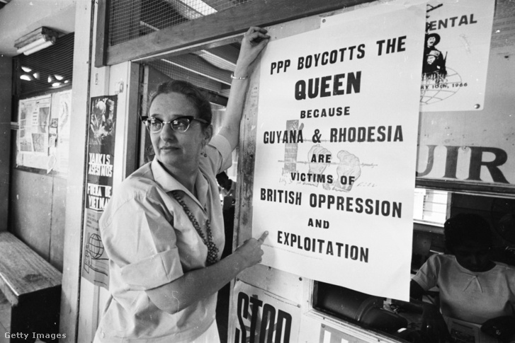 Janet Jaggan a brit elnyomás ellenes plakátokat ragaszt ki Guyanában 1966-ban