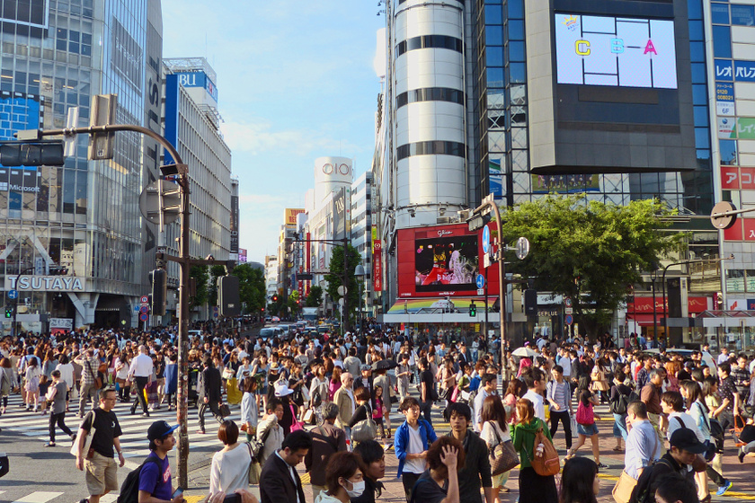 Japán fellegvárában, Tokióban több mint 13,7 millió ember él. A tömegközlekedés java a föld alatt történik: közel hétmillióan járnak metróval itt, aminek kilenc vonalán 179 megálló található.