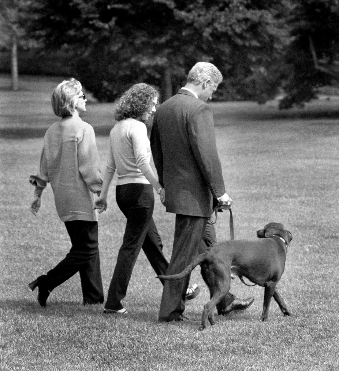 A kéthetes nyaralásra induló Clinton-család a Fehér Ház kertjében. Bill Clinton az előző nap ismerte be a nyilvánosság előtt kapcsolatát Lewinskyval.