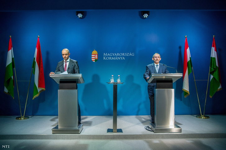 Pintér Sándor belügyminiszter (j) és Kovács Zoltán kormányszóvivő az illegális migrációval kapcsolatos kormányzati döntésekről tartott sajtótájékoztatón a Miniszterelnöki Kabinetiroda sajtótermében 2018. január 17-én.