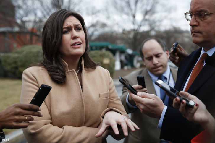 Sarah Huckabee Sanders, a Fehér Ház szóvivője a sajtó képviselőinek nyilatkozik a kormányzati hivatalok és ügynökségek részleges leállásáról Washingtonban 2018. január 22-én.