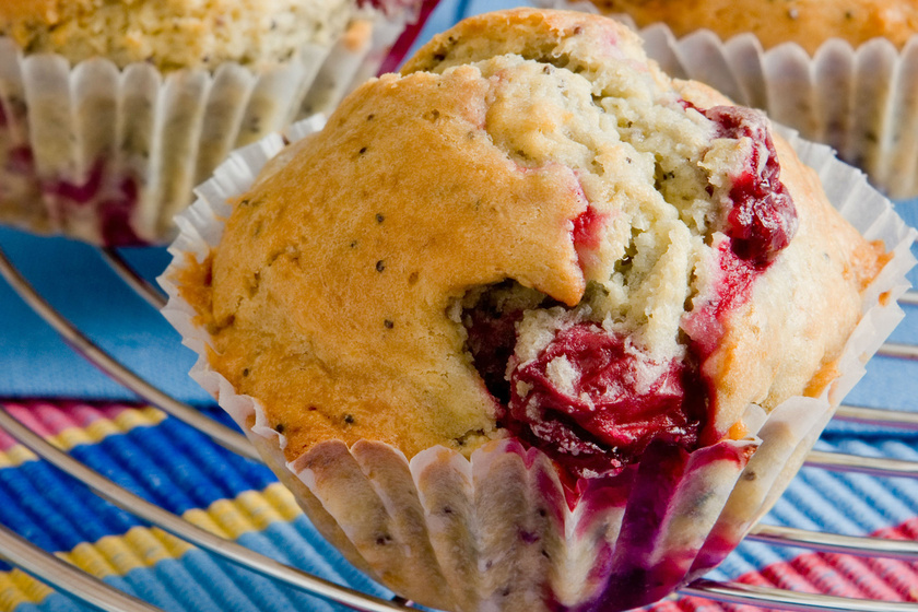 A muffinoknál könnyebb sütit aligha tudsz elképzelni. Csak össze kell keverni a száraz és a nedves hozzávalókat. A meggyes-mákos változat mindig népszerű. A tésztát a lédús gyümölcs még lágyabbá teszi.