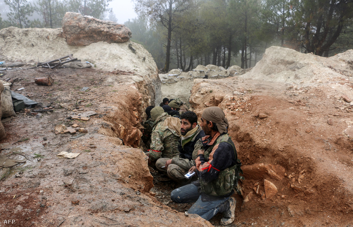Törökök által támogatott szír harcosok a Bersaya-hegység környékén a szír-török határon