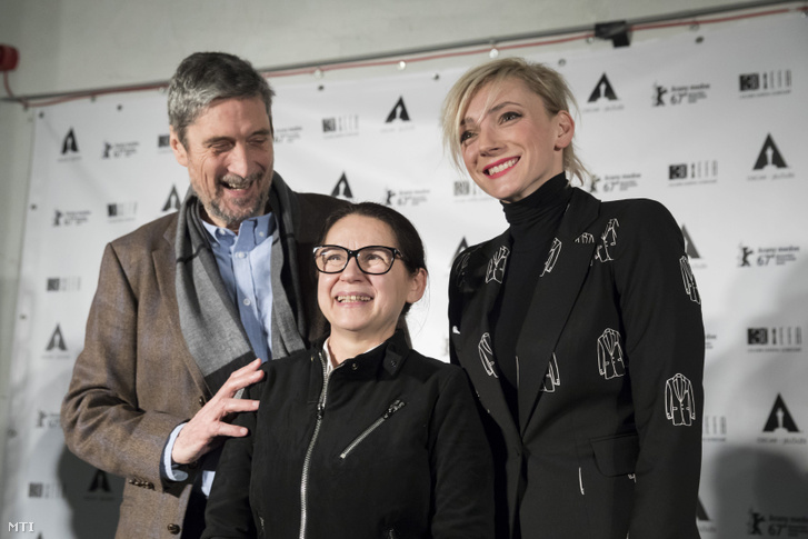 Enyedi Ildikó filmrendezõ, forgatókönyvíró valamint Morcsányi Géza dramaturg, műfordító és Borbély Alexandra színésznő, a film főszereplői