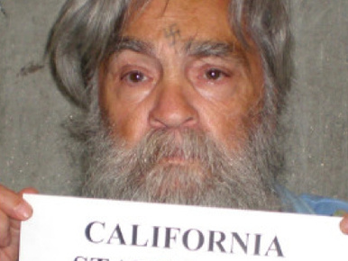 Hárman harcolnak Charles Manson holttestéért