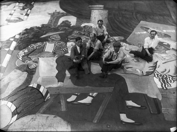 Pablo Picasso sapkában a Parade díszletfestőivel 1917-ben
