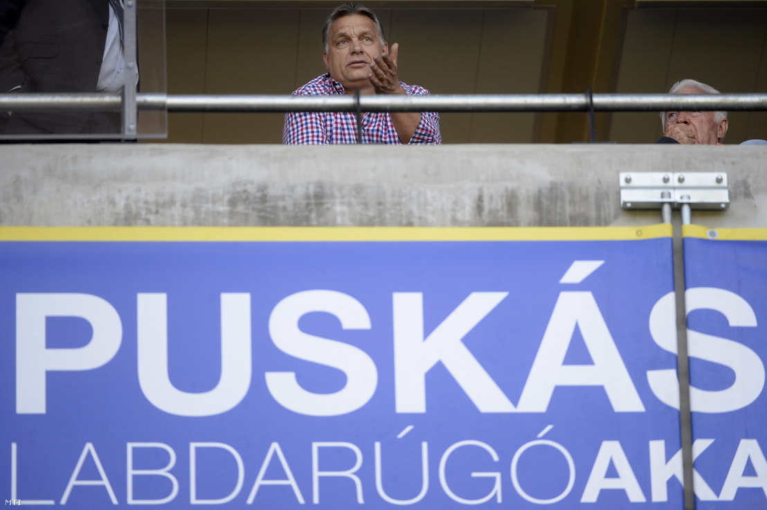 Orbán Viktor miniszterelnök (k) a labdarúgó OTP Bank Liga 33. utolsó fordulójában játszott Puskás Akadémia - Budapest Honvéd mérkőzésen a felcsúti Pancho Arénában 2016. április 30-án.
