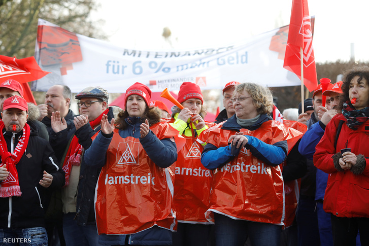 2018-01-24T091211Z 980204399 RC180816B700 RTRMADP 3 GERMANY-WAGE