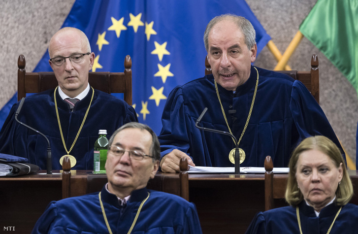 Sulyok Tamás elnök (felül j) az Alkotmánybíróság nyilvános ülésén 2017. október 17-én.
