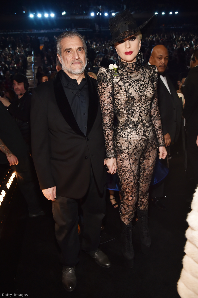 Itt pedig Gaga Joe Germanotta kezét szorongatja és időközben lecsatolta a fekete szoknyarészt a csipke Armani Privé kezeslábasról.