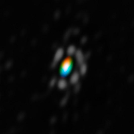 A HD 62623 katalógusjelű szuperóriás csillag körüli anyagkorong a VLTI/AMBER műszerrel rögzített adatok alapján előállított nagyfelbontású képen. A színek a korongbeli anyag mozgási sebességét kódolják, a kék színnel jelzett részek közelednek hozzánk, míg a vörös színnel jelzettek távolodnak: a korong anyaga - ahelyett, hogy radiálisan kifele mozogna - kering a csillag körül. [ESO/F. Millour]