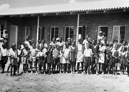 A mai felnőtt feketék az apartheid-uralom alatt csak rossz színvonalú iskolákba járhattak