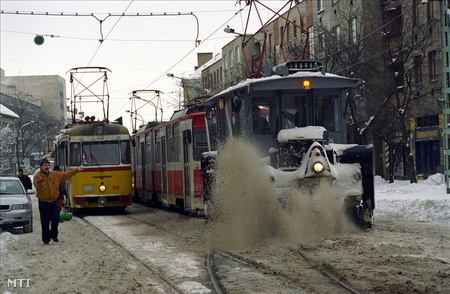 Elakadt a pályatisztító villamos a hóban, így megállt a villamosközlekedés Miskolcon