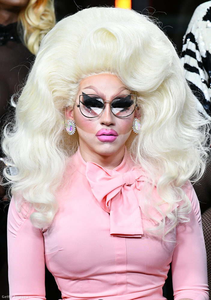 Trixie Mattel, mint egy sor további transzvesztita előadó, a RuPaul's Drag Race című vetélkedővel lett híres, de már saját tévéműsora is van Katya nevű kolléganőjével közösen