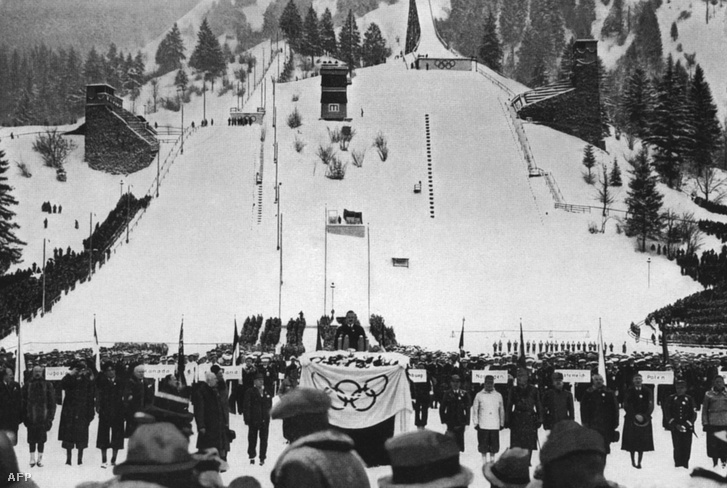 28 ország sportlói hallgatják Karl Ritter von Halt, a Garmisch-Parterkircheni Olimpia szervezőbizottságának és a Harmadik Birodalom Sporthivatalának elnökének beszédét a megnyitóünnepségen 1936-ban