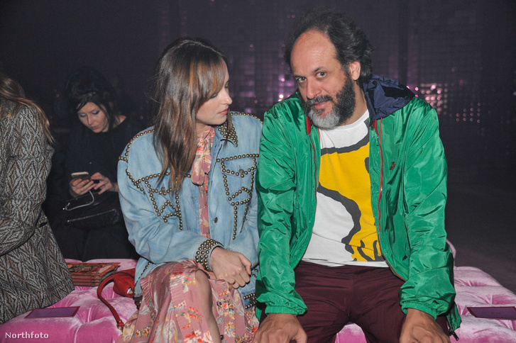 Dakota Johnson és Luca Guadagnino a milánói Fashion Weeken 2016-ban.