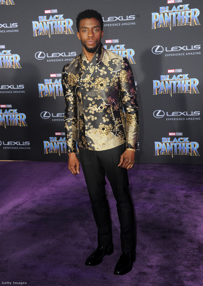 A film főszereplője, Chadwick Boseman elegáns, arany-fekete Emporio Armani zakóban pózolt a vörös szőnyegen.
