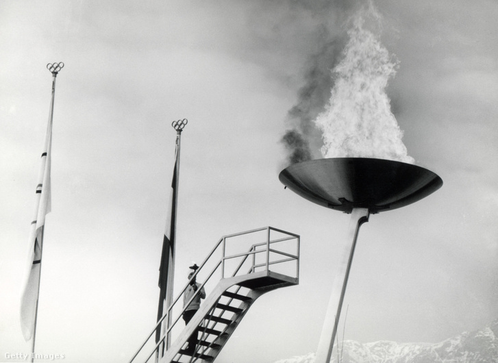 Az olimpia láng Innsbruckban, a téli olimpia megnyitóján, 1964-ben