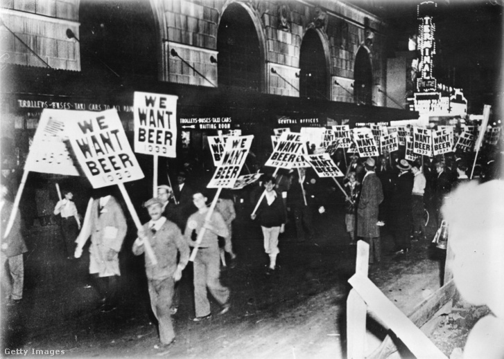 Gyári munkások New York utcáin sörért tüntetnek.