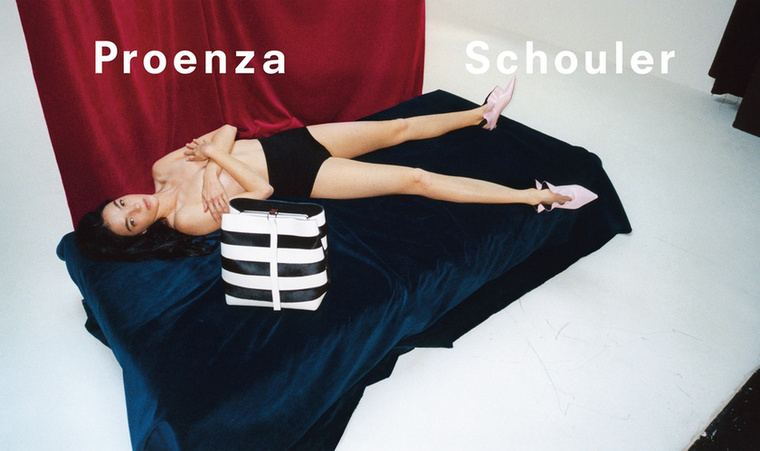 Félpucér modellel hirdet a Proenza Schouler.