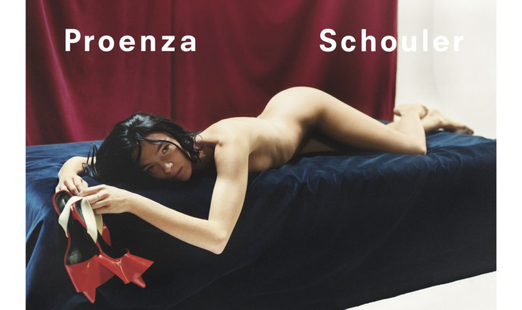 Nem tudni milyen ruhát, de piros cipőt biztos lehet majd kapni a Proenza Schoulernél.