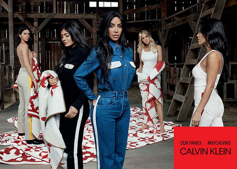 Idén a Calvin Klein csapott le a közösségi oldalak legismertebb szereplőire, a Kardashian-Jenner klánra.