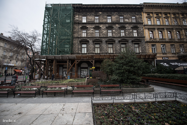 Ebben a Liszt Ferenc téri házban lakott Kinszki Judit és a mamája a háború után