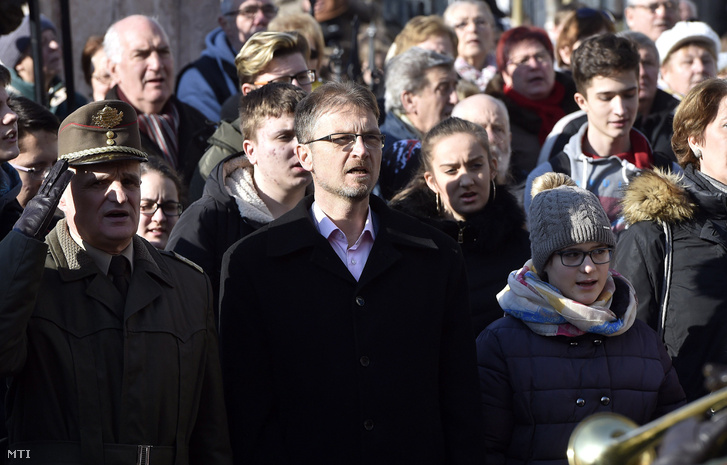 A Himnuszt éneklik a szentendrei Fő téren rendezett flashmobon a magyar kultúra napján, 2018. január 22-én. Középen Verseghi-Nagy Miklós polgármester.