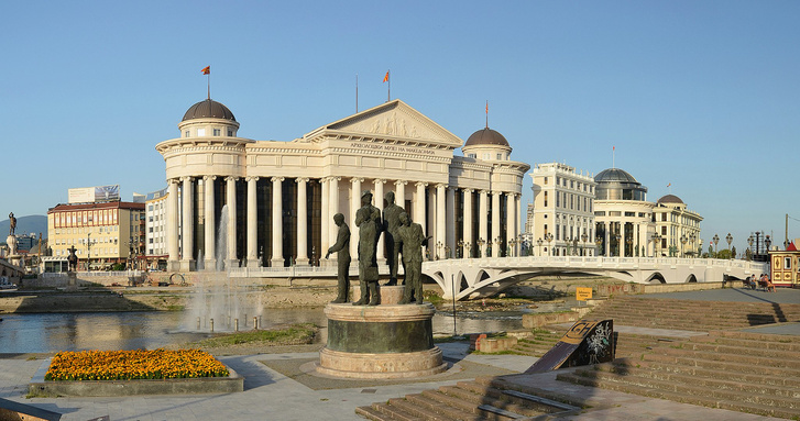 A régészeti múzeum épülete és a Civilizációk hídja