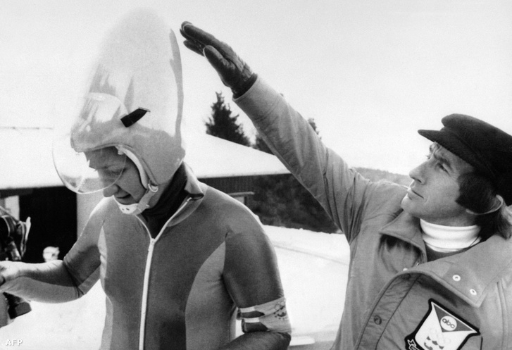 Az egykori Forma-1-es pilóta, Jackie Stewart vizsgálja a csúcsos sisakot az innsbrucki olimpián