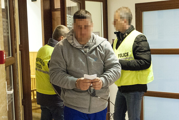 Tompa Eszter meggyilkolásával gyanúsított férfit kísérnek ki a tárgyalóteremből a rendőrök a Győri Járásbíróságon 2017. január 13-án, miután a bíróság döntött a férfi előzetes letartóztatásáról.