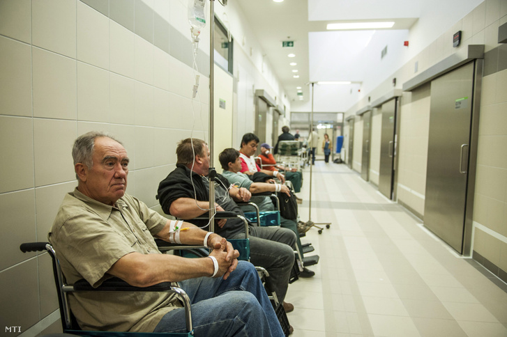 Betegek várakoznak egy pécsi sürgősségi betegellátó osztályon
