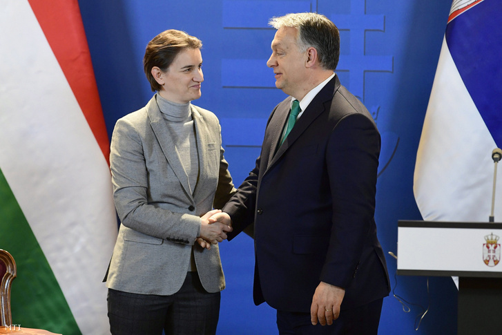Ana Brnabic szerb és Orbán Viktor magyar miniszterelnök kezet fog miután sajtónyilatkozatot tettek a magyar-szerb kormányülést követően a Parlamentben 2018. február 9-én.