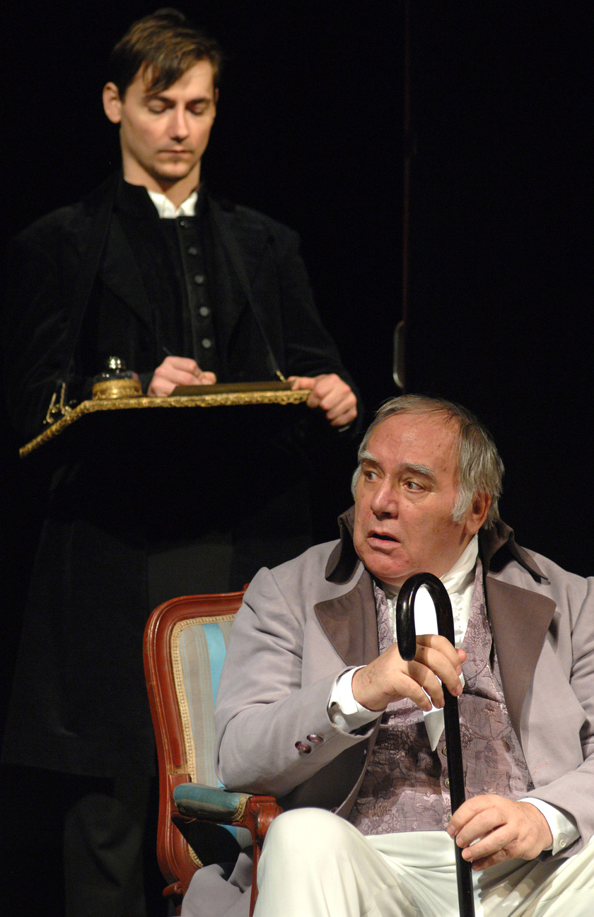 Horesnyi László A gróf szerepében Stendhal: Vörös és fekete című művében, melyet 2008. december 13-án mutattak be a Vígszínházban, Szikora János rendezésében.