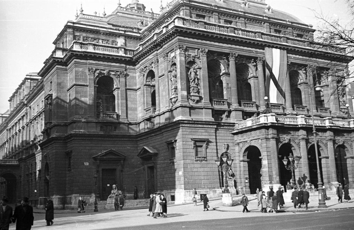 Az Operaház 1956-ban, az Andrássy út neve ekkor már Sztálin út