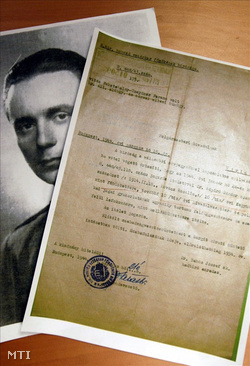 Egy 1944-es bírósági ítélet másolata és Képíró Sándor fényképe