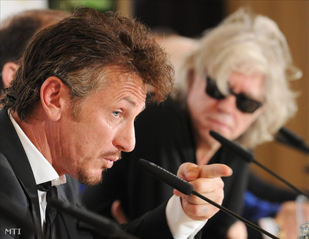 Sean Penn és Bob Geldof a "Mozgóképpel a békéért" jótékonysági rendezvény előtti sajtótájékoztatón